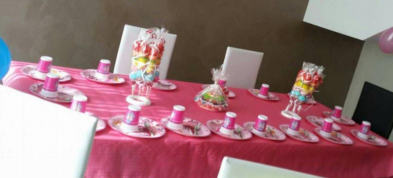 Table d'anniversaire décorée par les parents